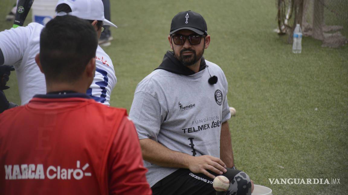 $!“El Titán” dio técnicas de lanzamiento, bateo y cacheo.