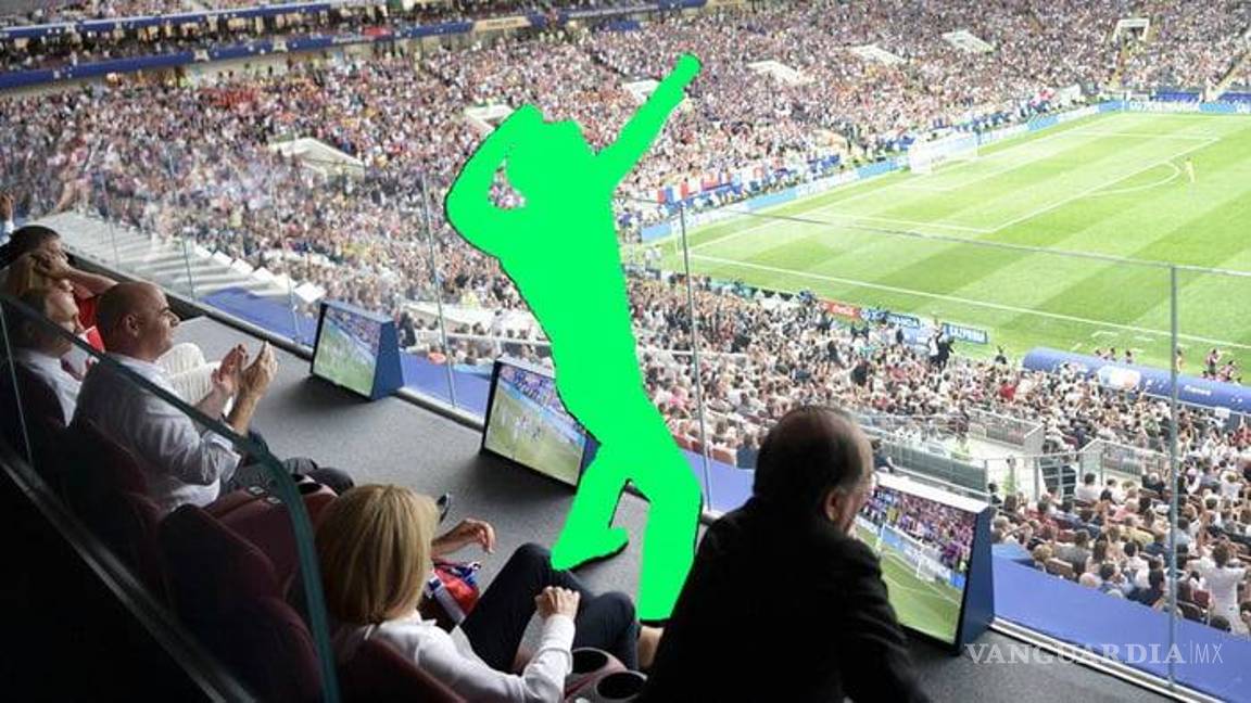 $!¿Recuerdan la foto de Macron festejando un gol de Francia? El internet se encargó de 'tunearla'