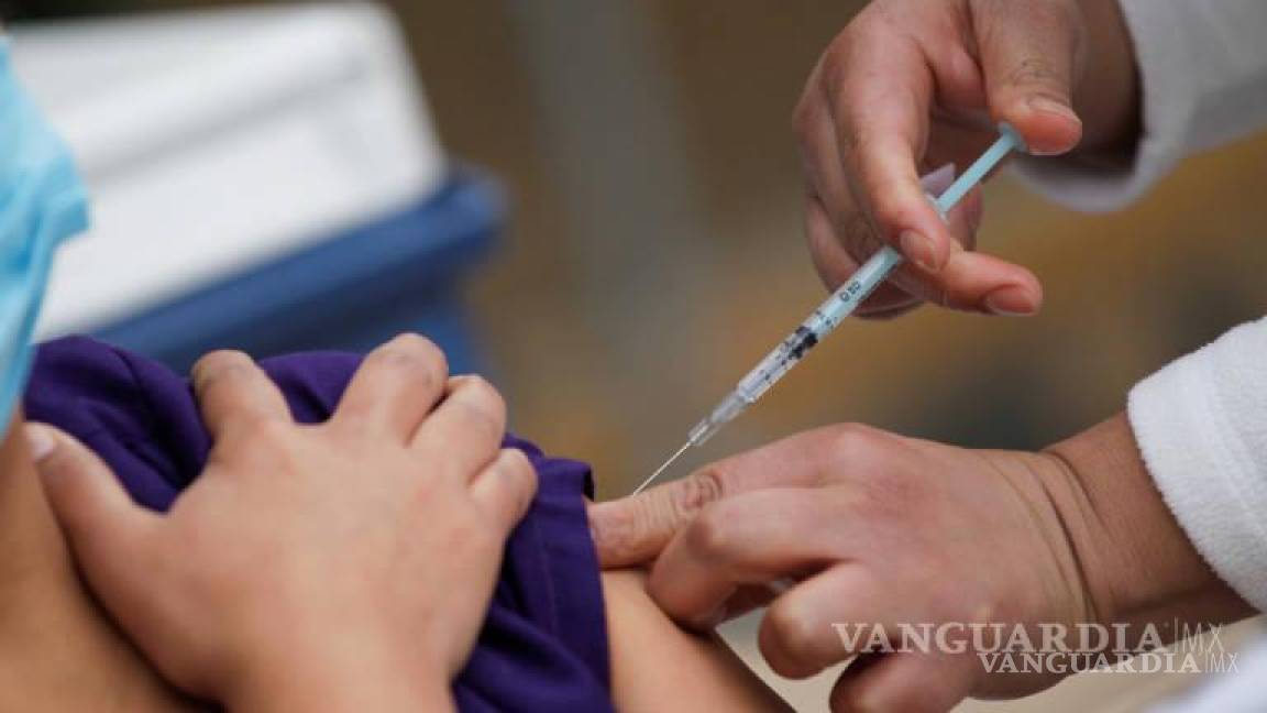 Docentes y administrativos acuden a la segunda jornada de vacunación de rezagados en San Juan de Sabinas.
