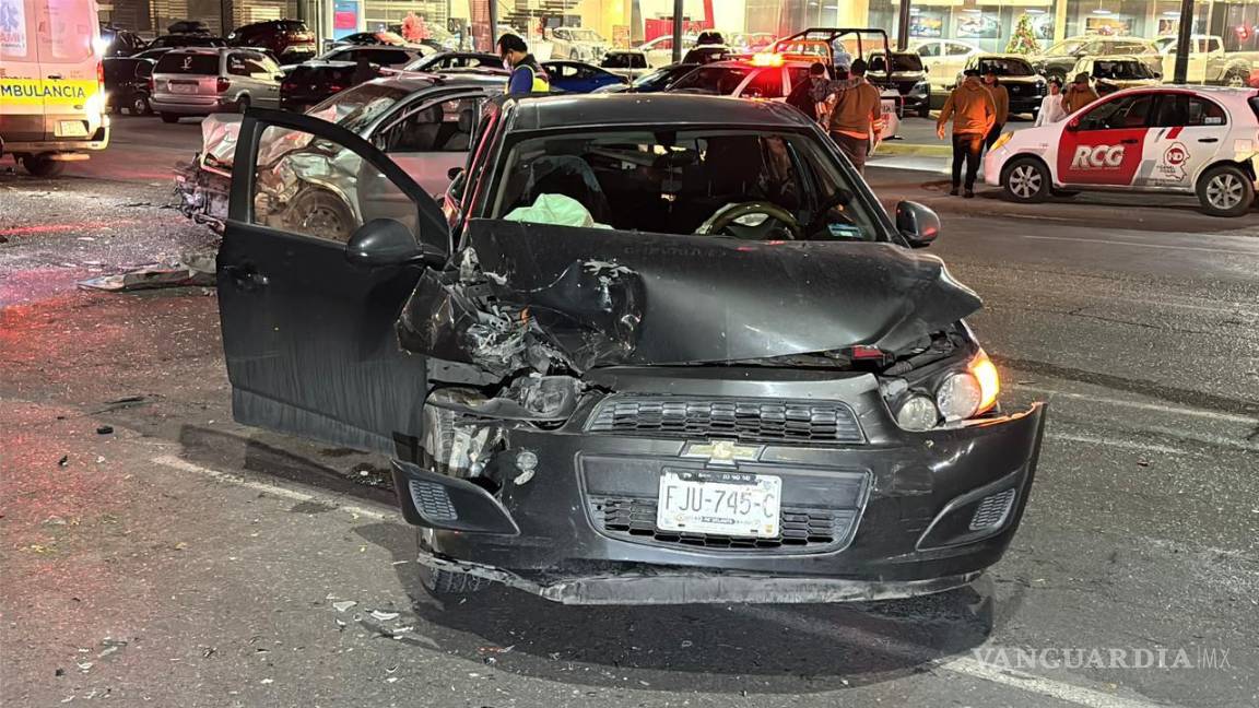 $!La camioneta Avalancha y el Sonic resultaron dañados tras ser proyectados por el impacto.