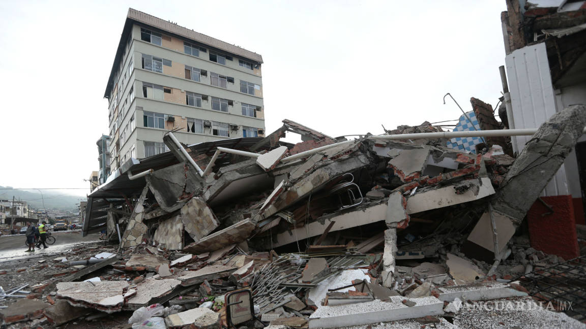 Rescatistas mexicanos salvan a 12 personas bajo escombros tras terremoto en Ecuador