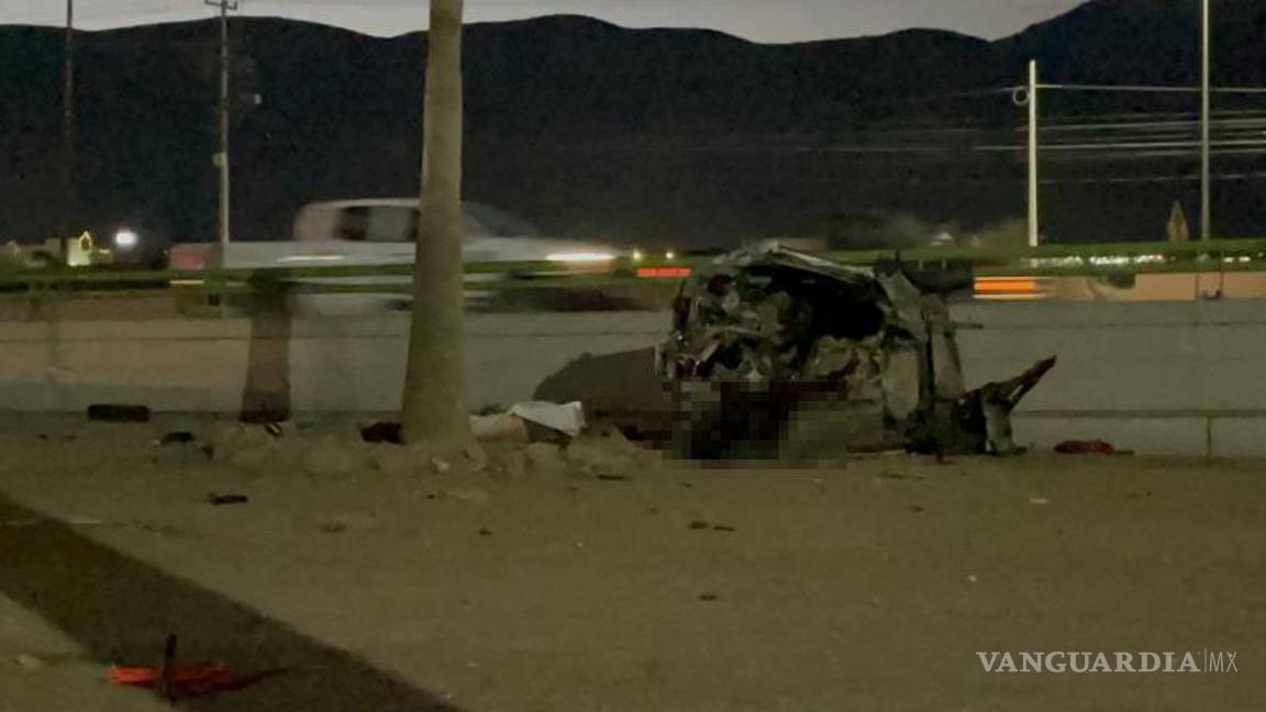 $!El vehículo Renault Kwid quedó volcado tras impactarse contra la base de la baranda y varias palmeras en el bulevar Los Fundadores.