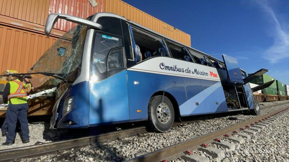 $!El camión fue arrastrado varios metros.