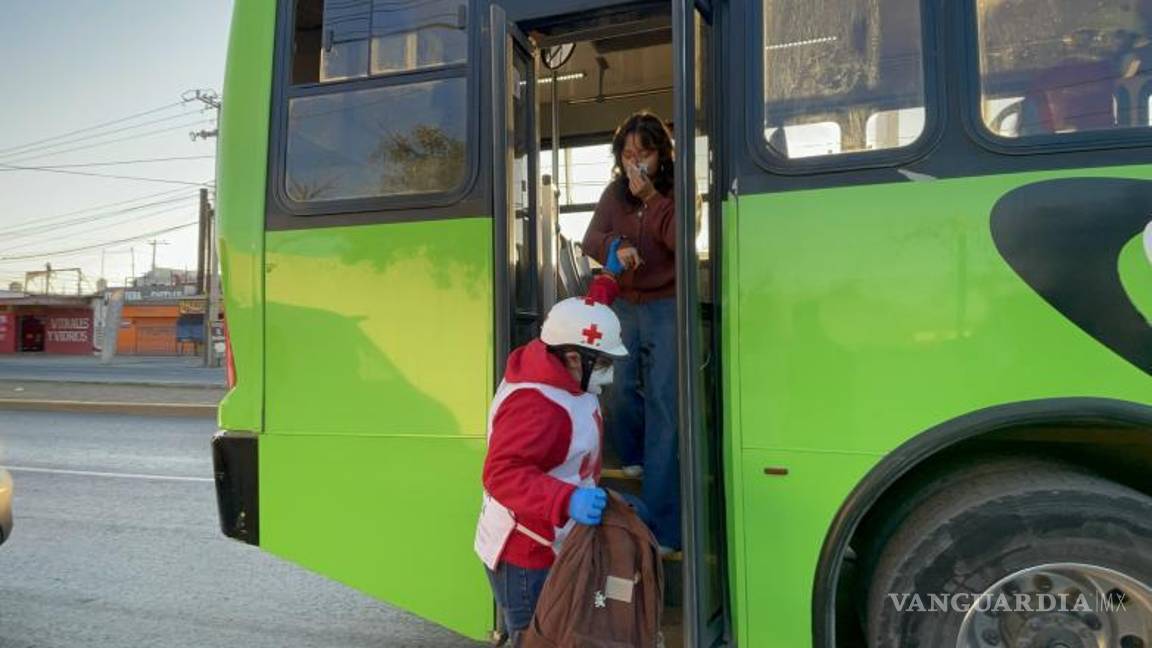 $!Paramédicos de la Cruz Roja acudieron con dos ambulancias para brindar atención prehospitalaria a los nueve pasajeros que resultaron lesionados tras el choque.