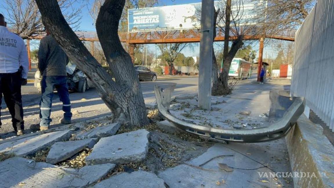 $!Familiares llegaron al lugar del accidente para asumir la responsabilidad de los daños ocasionados tras el impacto.