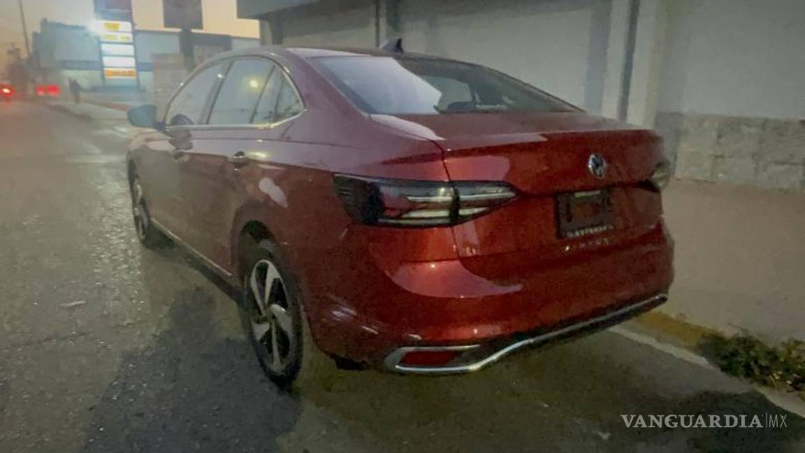 $!El vehículo Volkswagen Visión de Juan quedó dañado tras la colisión con el taxi.