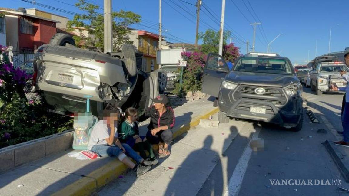 $!Testigos ayudaron a los ocupantes a salir del vehículo accidentado.