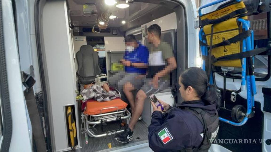 $!Personal de la Secretaría de Salud atendió a los lesionados y los trasladó al hospital.