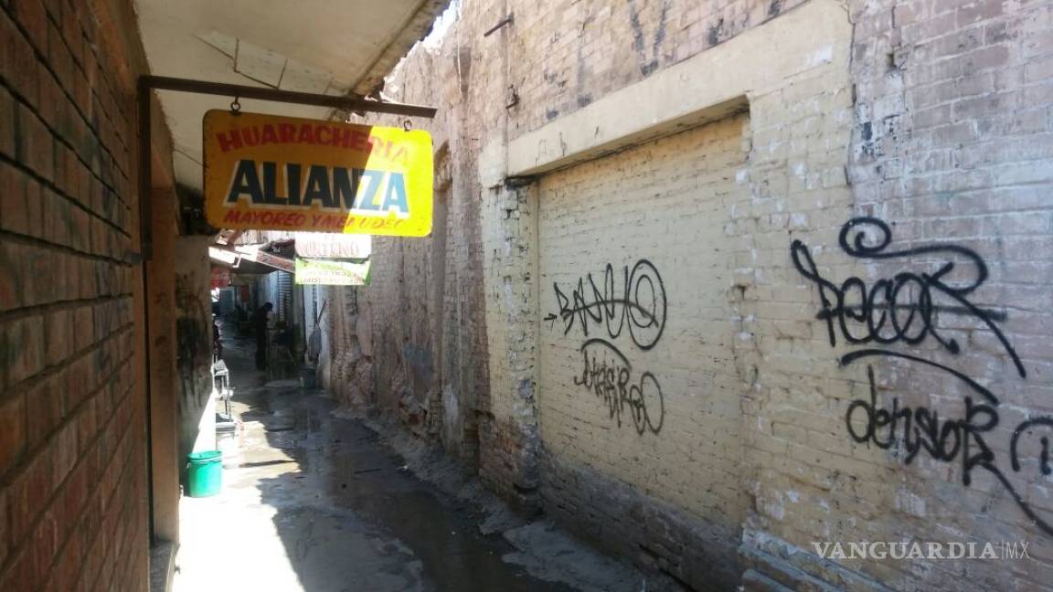 Aguas negras inundan el mercado Alianza de Torreón