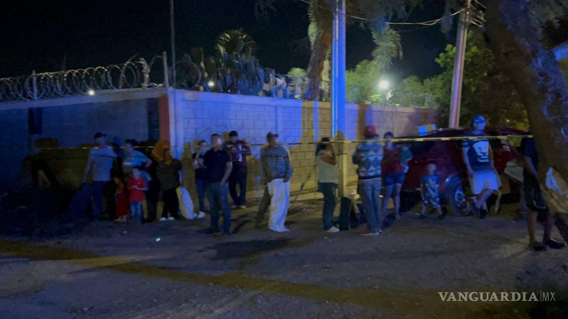 $!Elementos estatales acordonaron la zona para retirar a las personas del área de riesgo.