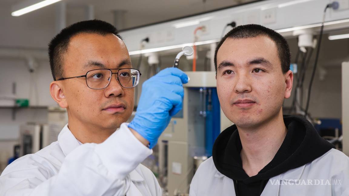 $!Profesor Tianyi Ma (izquierda) y doctor Lingfeng Zhu, de RMIT, con la batería de agua.