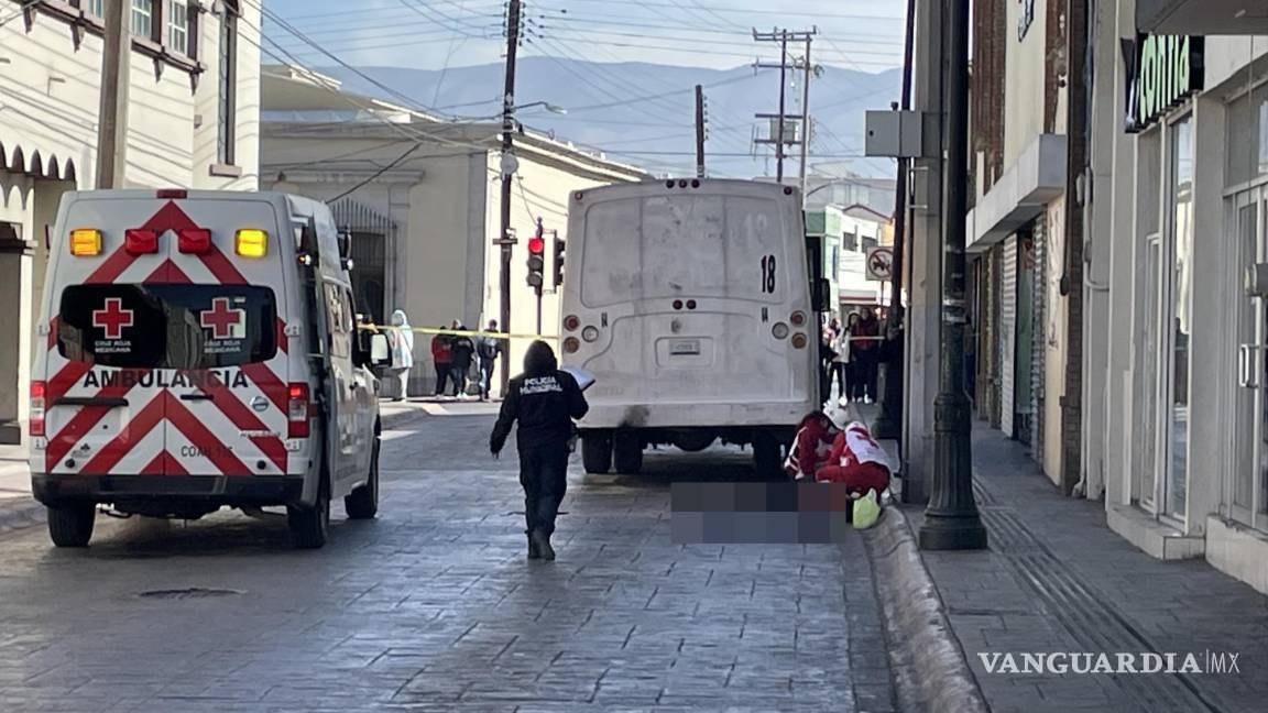 $!La unidad de transporte público quedó detenida en la intersección después de impactar al peatón, quien quedó atrapado debajo de la misma.