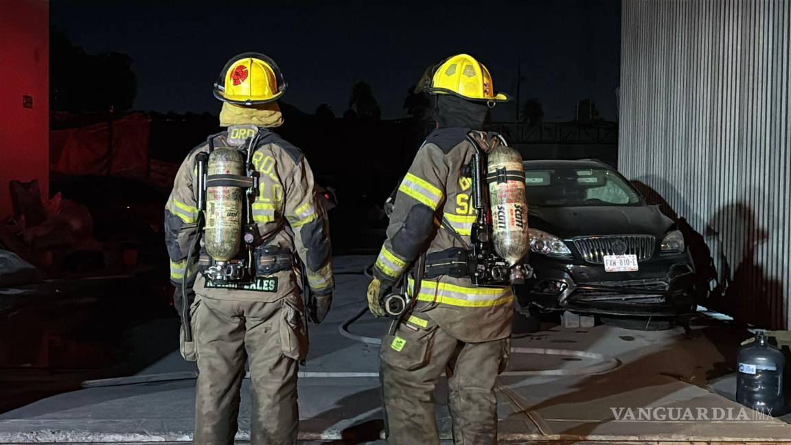 $!Elementos del Cuerpo de Bomberos de Saltillo trabajaron intensamente durante la noche para sofocar el incendio registrado en un taller de la colonia Nazario Ortiz Garza.