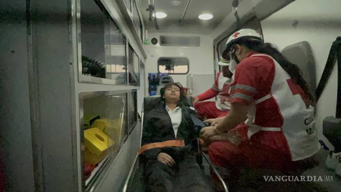 $!Paramédicos atendieron a la joven en el lugar del percance por sus golpes.
