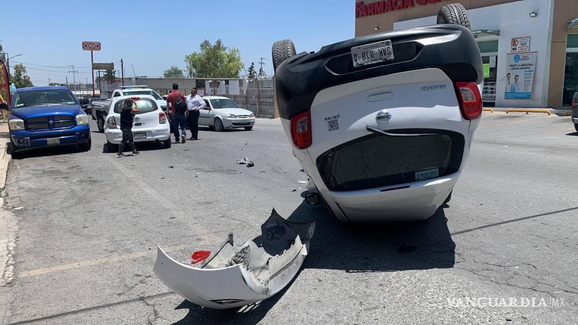 $!Otra volcadura tuvo lugar en la calle Juan Navarro debido al exceso de velocidad.
