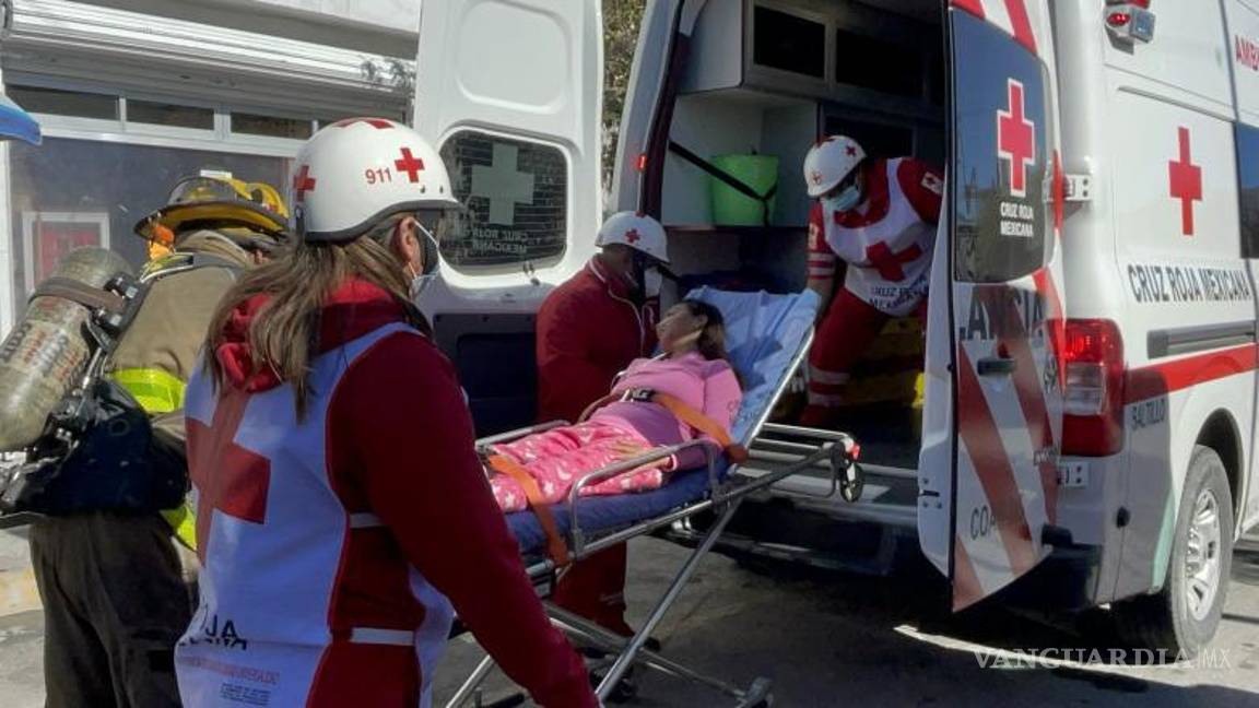 $!La mujer fue llevada al hospital.