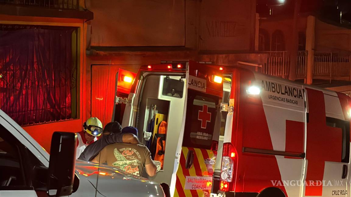 $!Familiares del afectado decidieron bajarlo por su propio pie ante la demora de las maniobras técnicas de rescate.