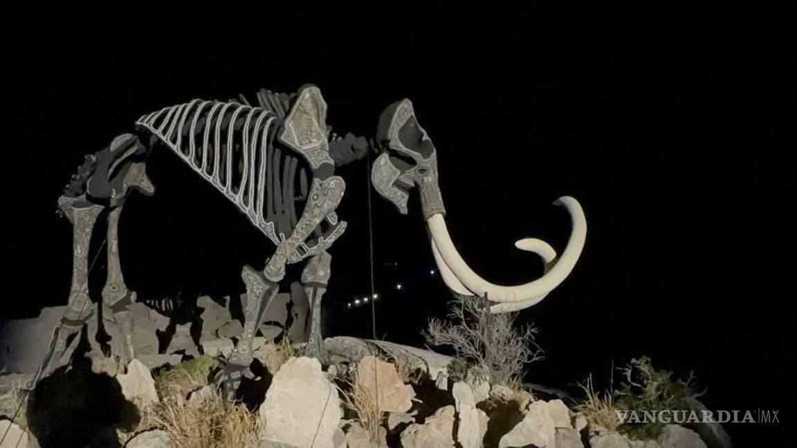 $!Los visitantes disfrutan de la imponente figura del Mamut Colombino, una de las principales atracciones del parque Mina de Mármol en Cuatro Ciénegas.