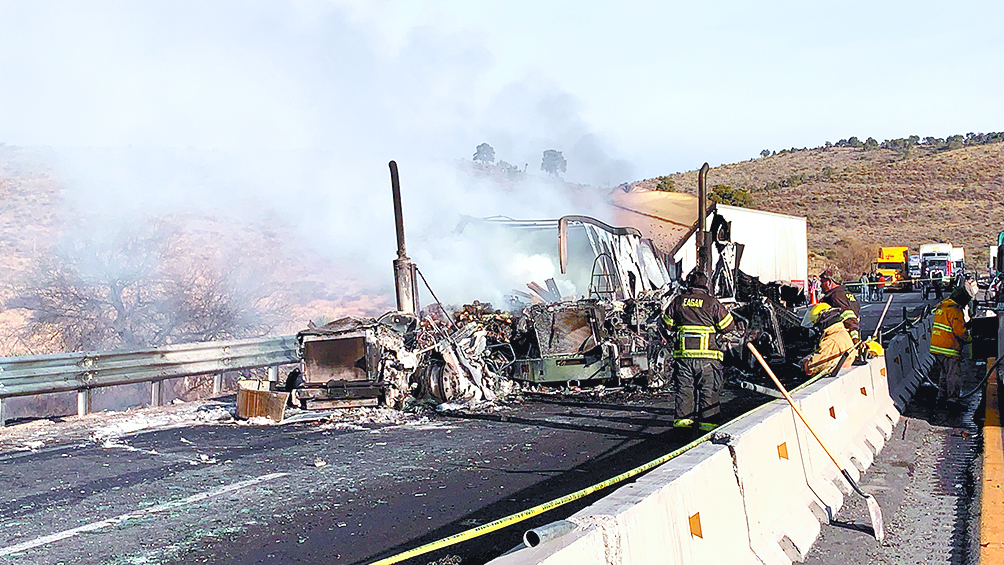 $!Fallece chofer calcinado en carambola de seis tráileres en la Carretera 57