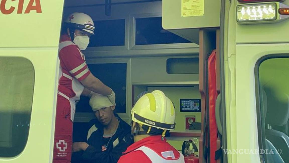 $!Paramédicos de la Cruz Roja atendieron al joven accidentado, quien sufrió lesiones leves pero se negó a ser trasladado al hospital.