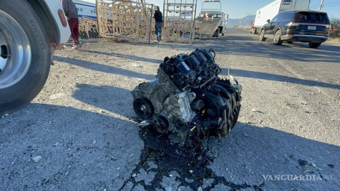 $!La unidad transportaba motores automotrices, cuyo peso dificultó las maniobras para retirarla del arroyo central.