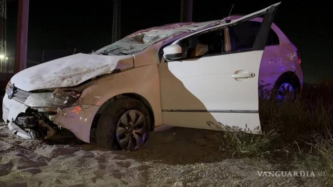 $!La falta de iluminación y el desconocimiento de la vialidad contribuyeron a la salida del camino del vehículo.