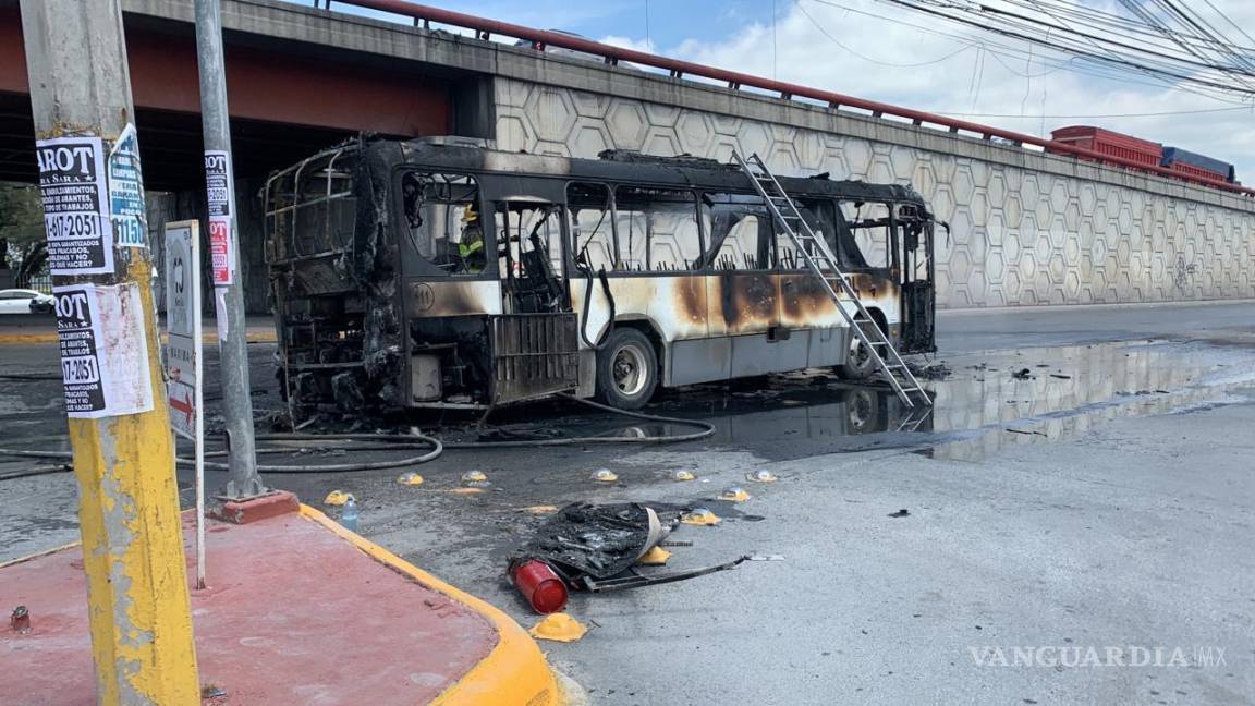 Camión con 20 pasajeros a bordo se incendia en Apodaca, Nuevo León; no reportan heridos