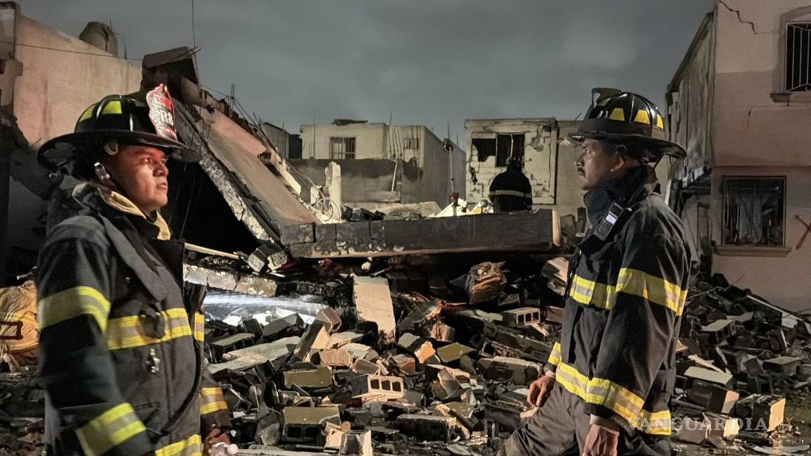 $!Personal de emergencia trabaja entre los escombros en la colonia Los Olmos, donde tres personas perdieron la vida tras múltiples explosiones.