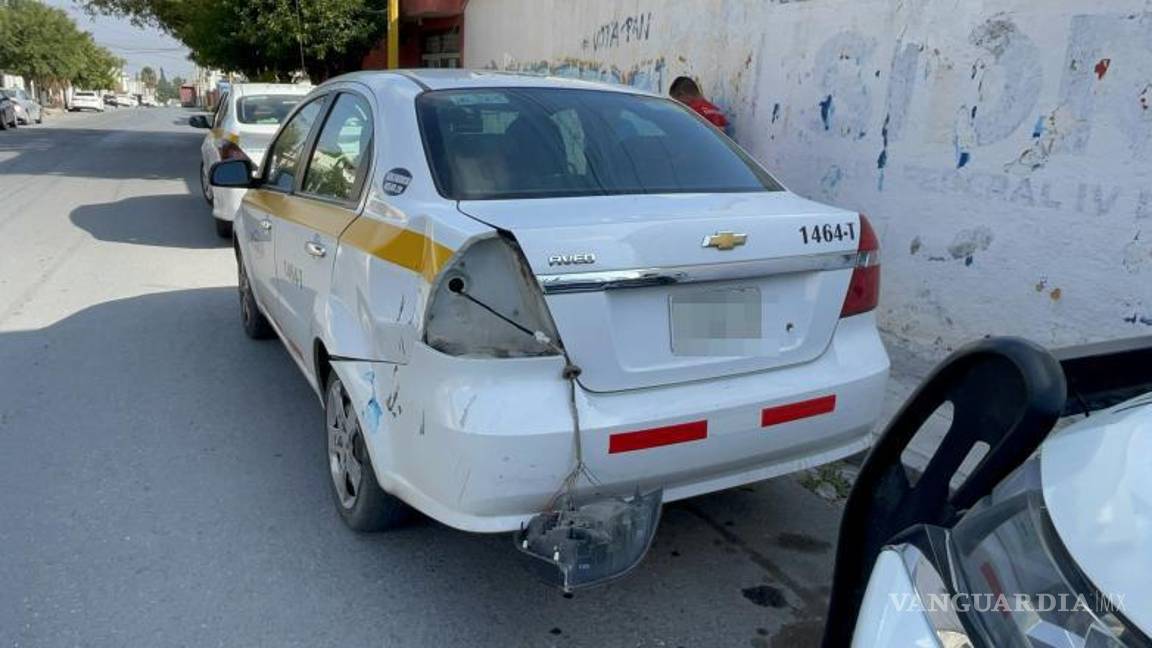 $!Familiares del motociclista acudieron al sitio para negociar los daños y gastos médicos.