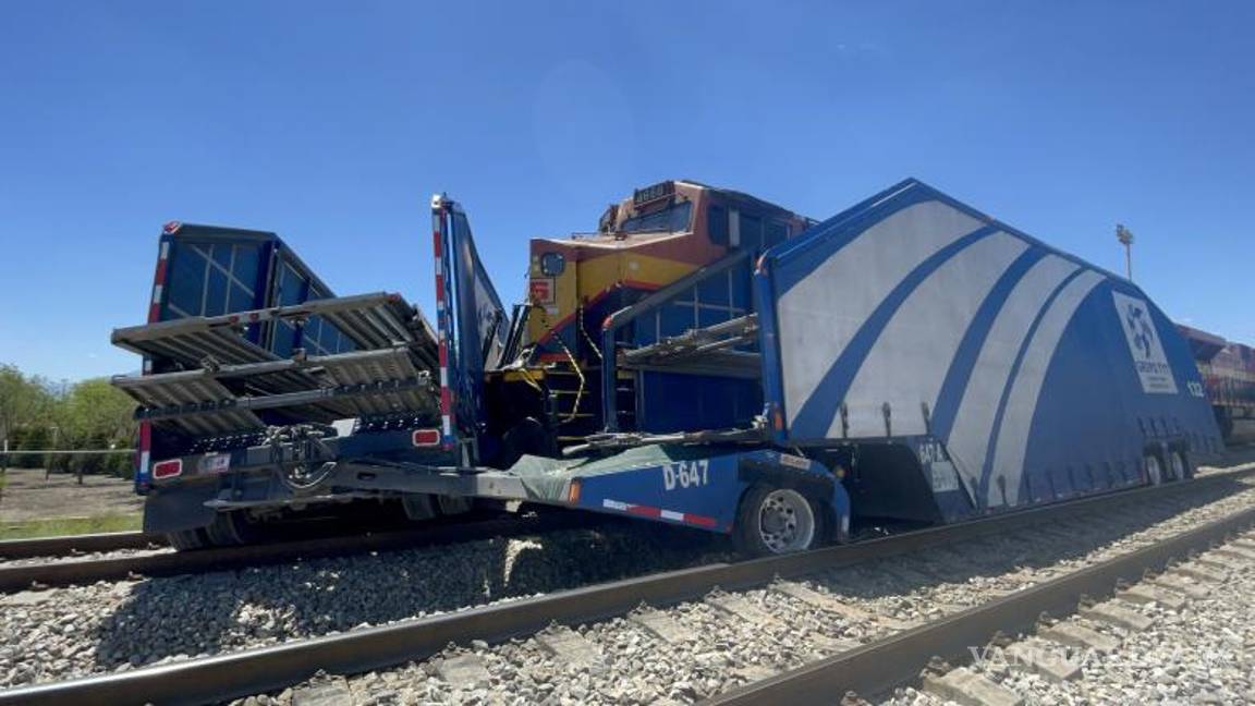 $!El conductor sufrió lesiones, pero los mayores perjuicios fueron tanto para el tráfico vial como para la compañía de transportes.