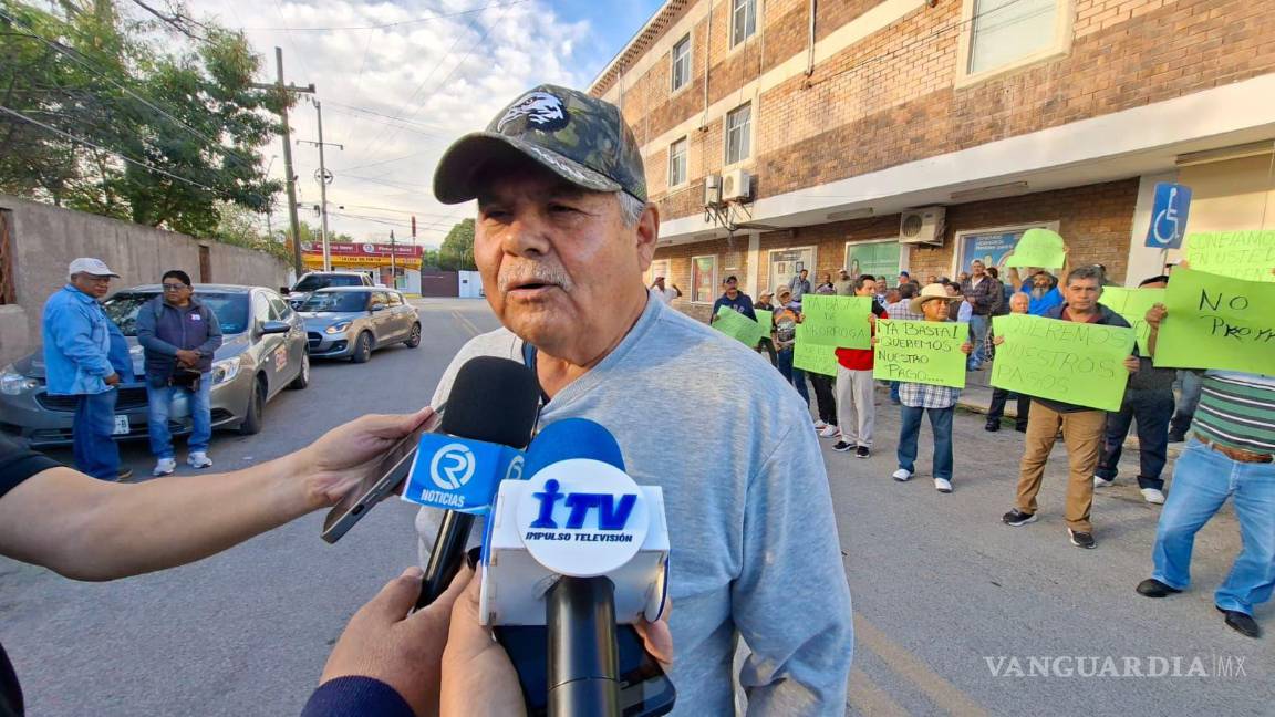$!La protesta fue encabezada por Julián Torres Ávalos, vocero de los ex trabajadores, quien calificó la decisión judicial como una nueva dilación en un proceso que lleva más de tres años sin resolverse.