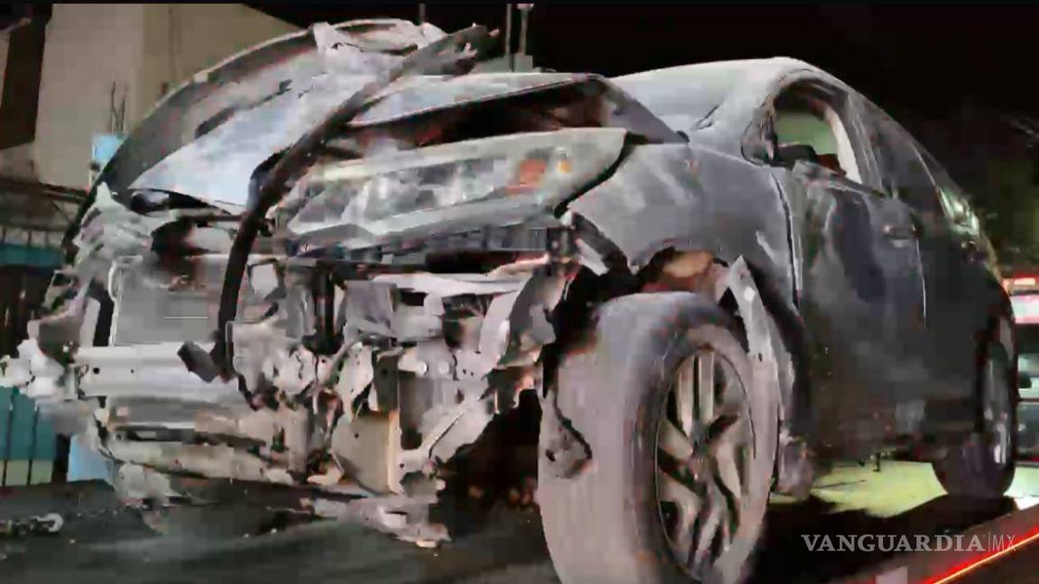 $!Paramédicos atendieron a la conductora, quien sufrió una crisis nerviosa; pese a la magnitud del accidente, no requirió traslado a un hospital.