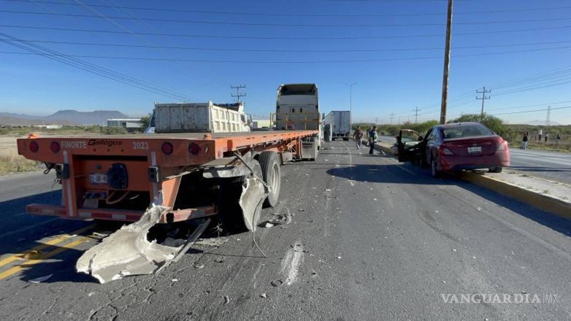 $!Al menos cuatro vehículos resultaron con daños tras la colisión múltiple.