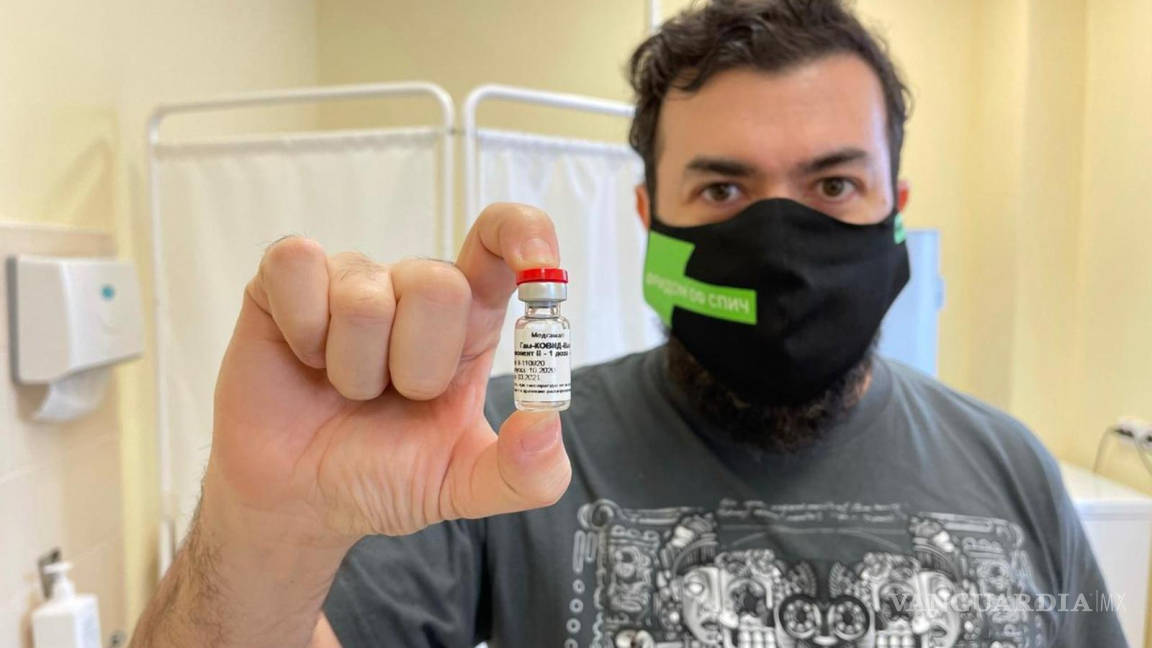 Ahmed Aguilar es el primer mexicano en recibir vacuna Sputnik V vs COVID-19 en Rusia