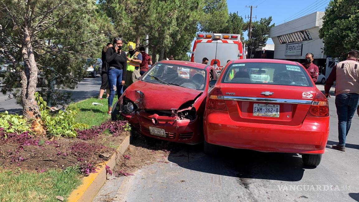 Auto fuera de controles impactado por otro