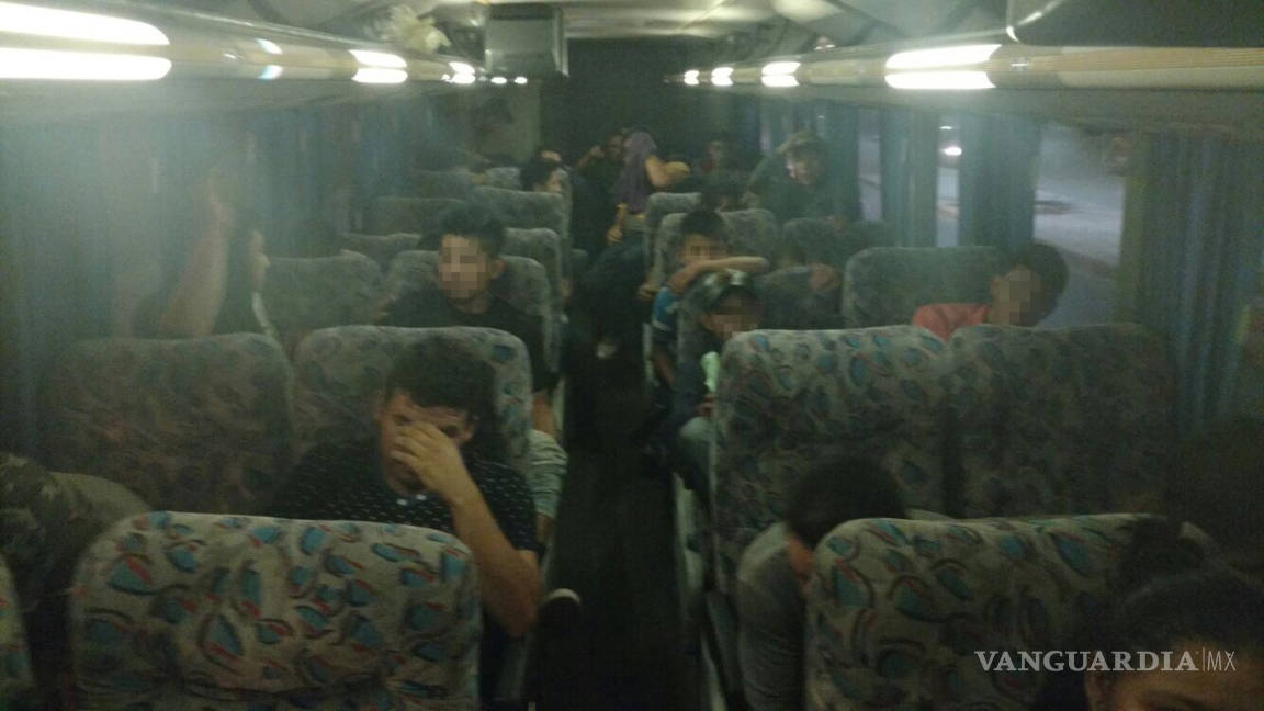 Camionero transportaba a seis menores y 39 adultos indocumentados; fue detenido en Torreón