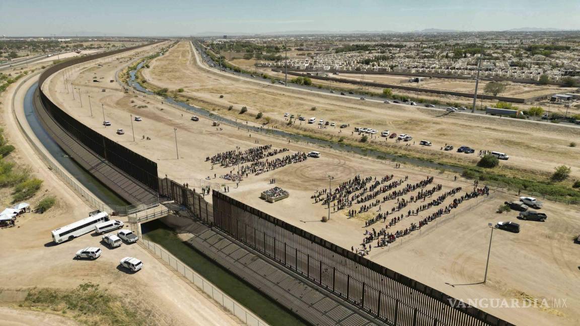 $!Fotografía aérea muestra a cientos de migrantes mientras esperan junto al muro fronterizo en El Paso, Texas.