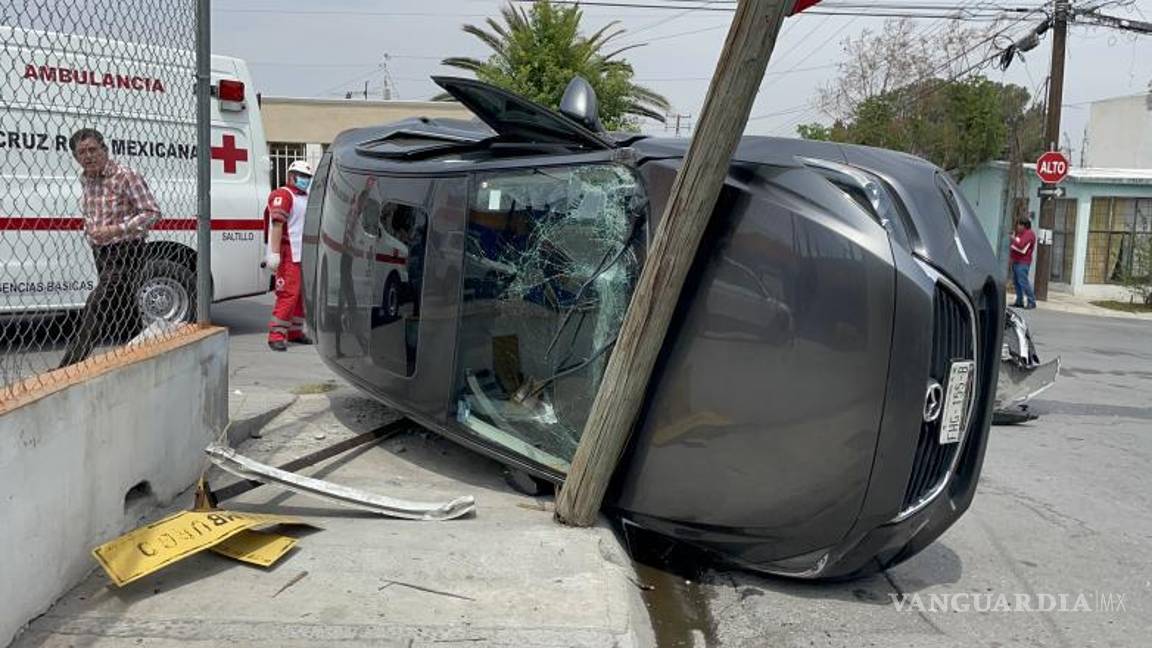 $!El auto que recibió el golpe volcó y quedó sobre su costado derecho, así también se dañó un poste de teléfono.