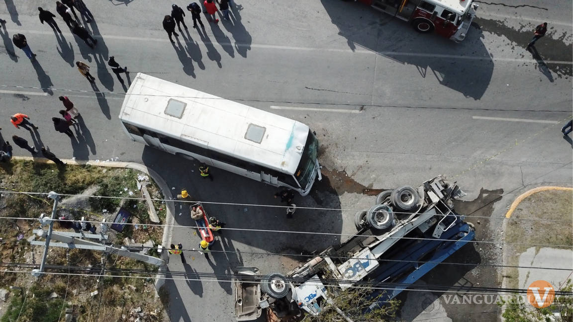 $!Accidente en Saltillo entre camión de pasajeros y tráiler, deja al menos 30 lesionados (Video)