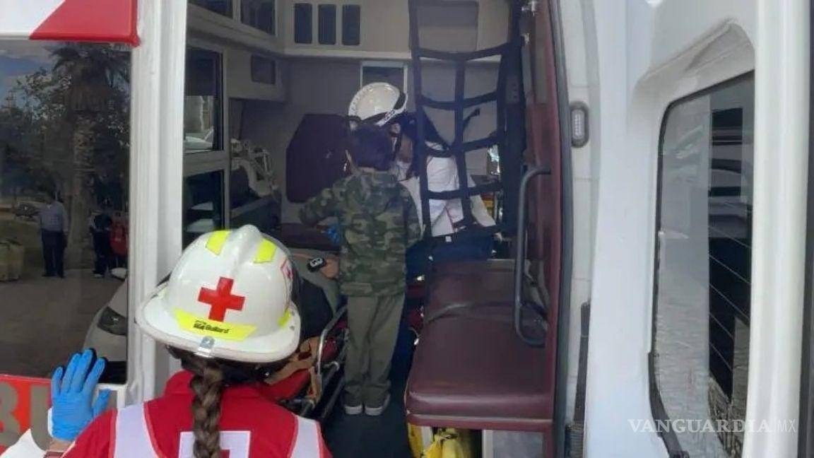 $!Una mujer de 59 años y su nieto de 4 resultaron lesionados tras ser impactados por un vehículo de alquiler mientras cruzaban la calle De La Fuente; ambos recibieron atención médica.