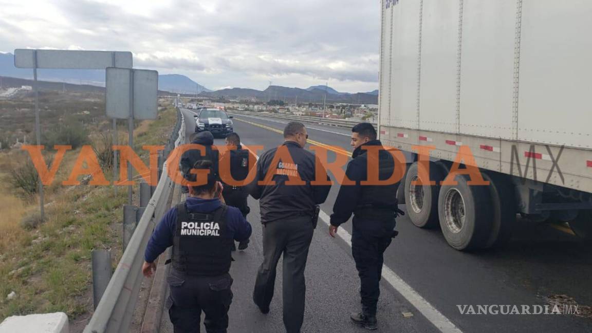 $!Policías evitan que hombre se tire de puente vehicular en Ramos Arizpe