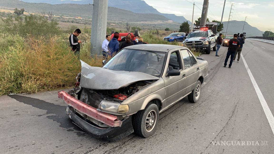 $!Tsuru impactó a Fiat sobre carretera Saltillo-Zacatecas