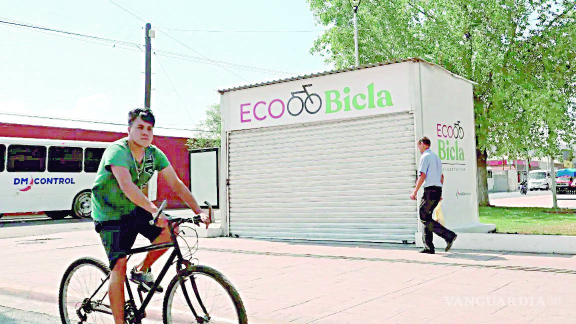 $!Un ciclista utiliza una de las pocas bicicletas rentadas.