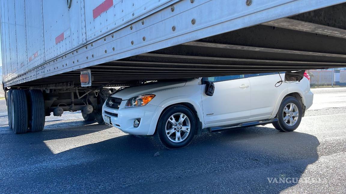 Sobrevive de milagro; se mete abajo de tráiler en el Libramiento OFT