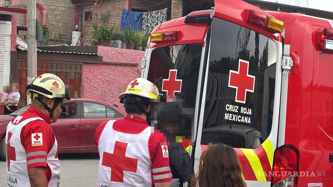$!Paramédicos de la Cruz Roja trasladaron al lesionado al Hospital General tras el impacto.