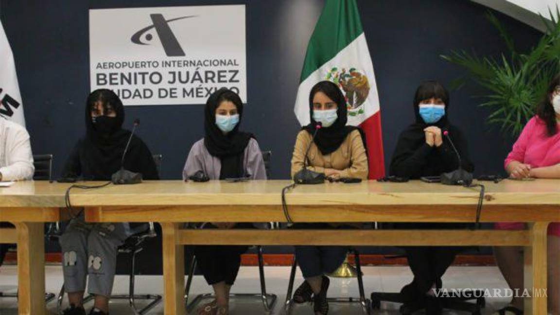 México recibe a primeras afganas que solicitaron ayuda humanitaria