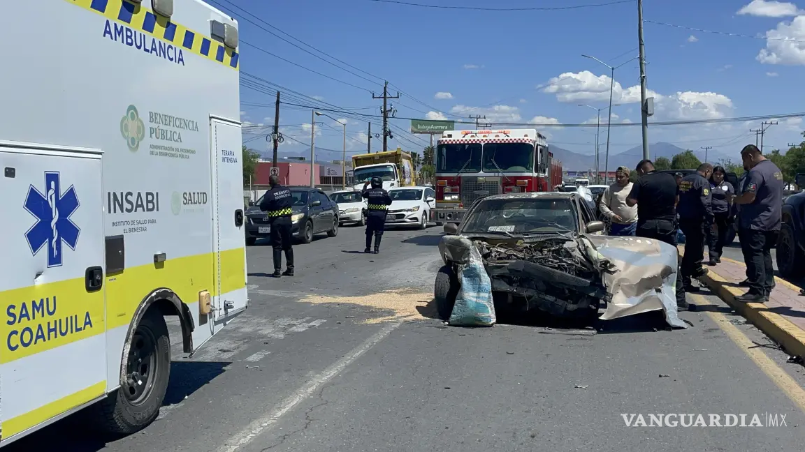 $!La unidad Nissan Tsuru quedó severamente dañada tras el impacto.