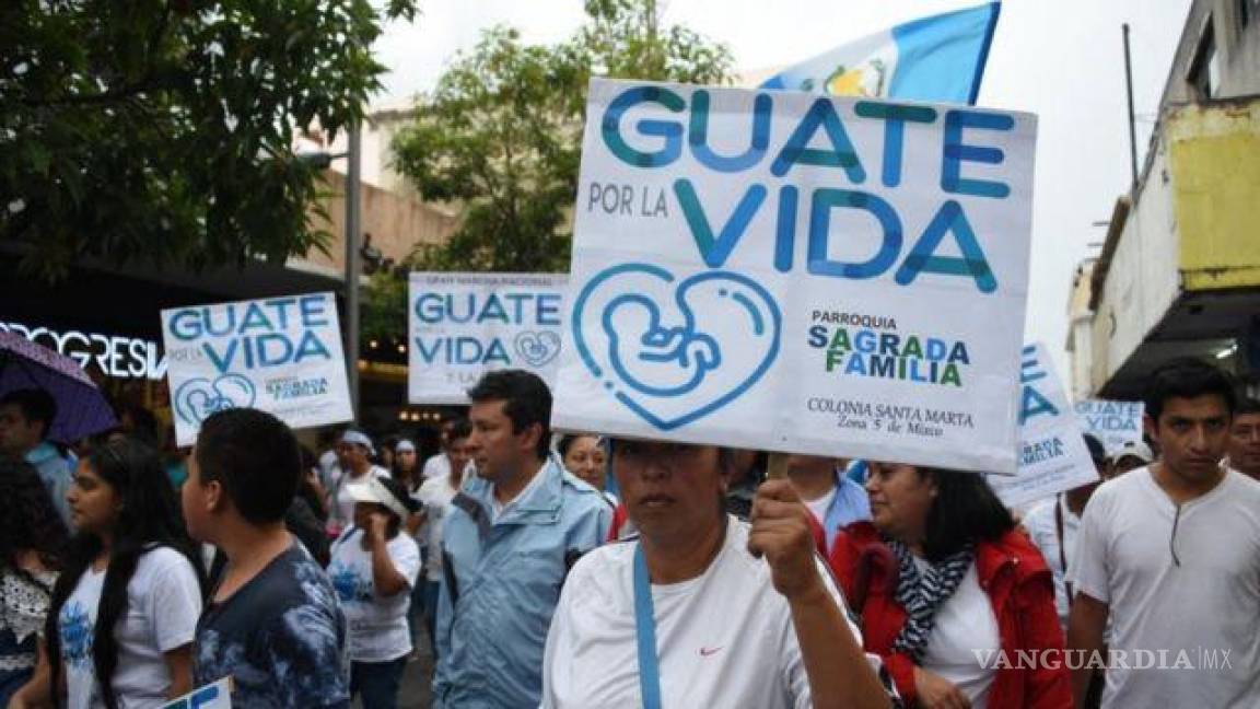 Guatemala aprueba ley que aumenta penas por aborto y prohíbe matrimonio igualitario