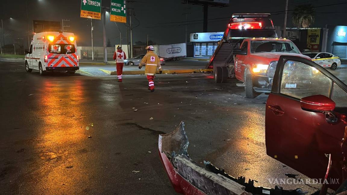 $!El conductor del Nissan Versa resultó con una lesión en la pierna, pero se negó a ser trasladado por los paramédicos de la Cruz Roja.