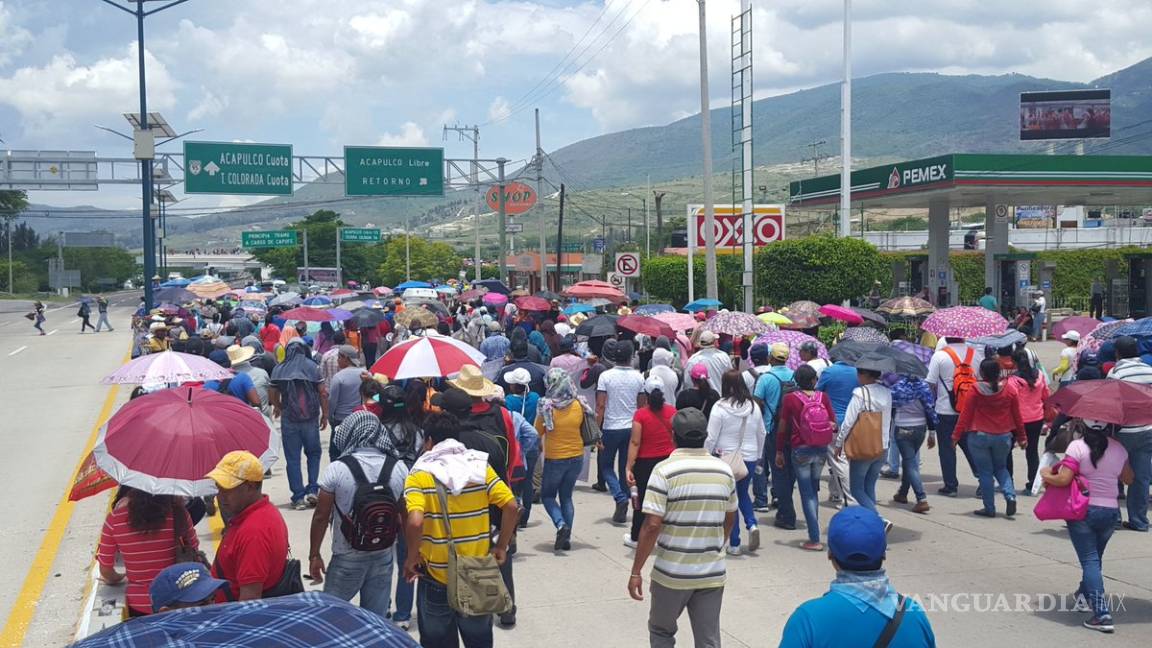 Maestros de la CETEG bloquean la Autopista del Sol